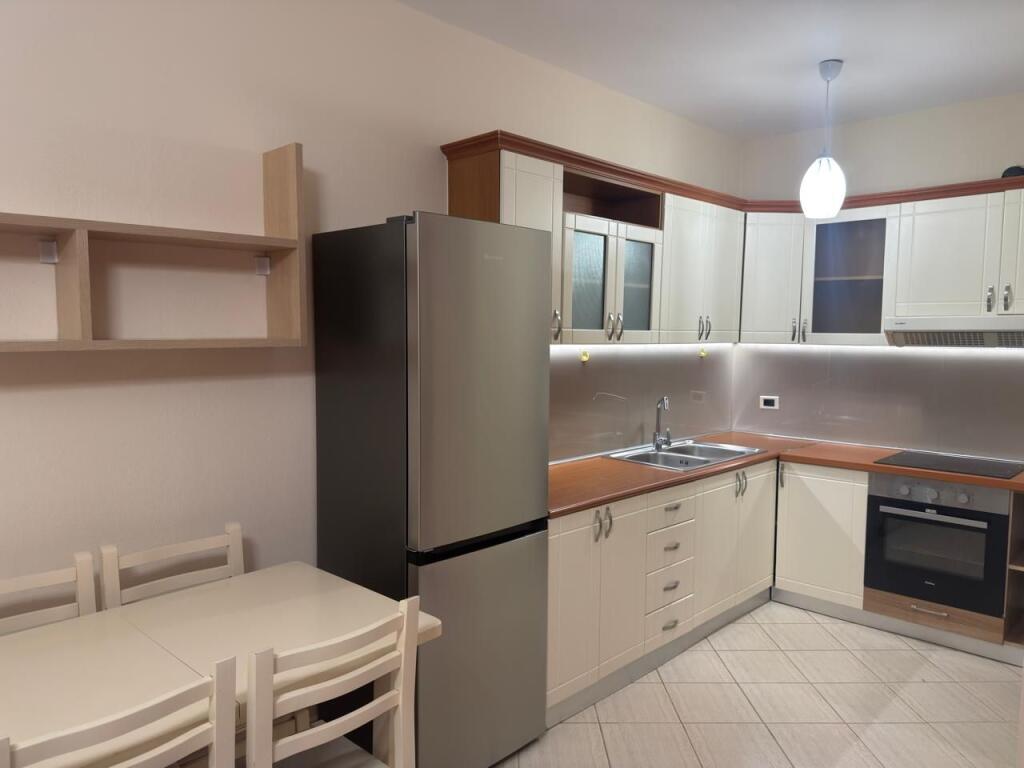 Jepet me Qira Apartament 1+1 tek nënkalimi i kopshtit botanik.