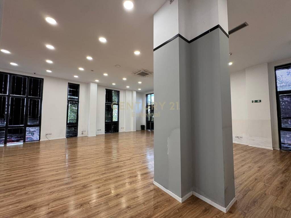 Locale Commerciale / Ufficio in affitto presso 'Park Gate', Via Elbasani 3.000 € /Mese Superficie Totale 160m2