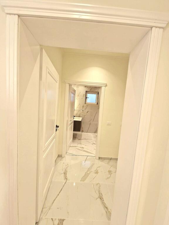 Vila luksi,5 km nga plazhi Qerretit,(hyrje te unazes veriore Kavaje)