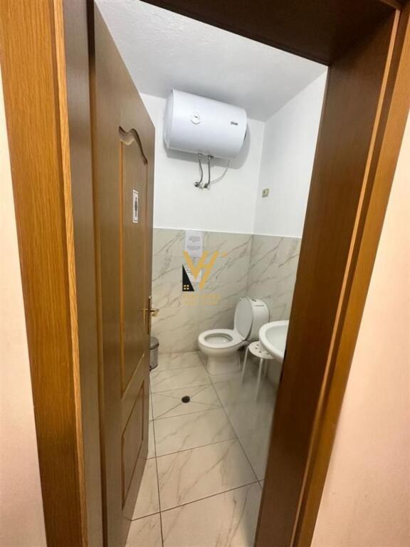 UFFICIO DI 95 M2 IN AFFITTO A BLLOK 250.000 LEKE