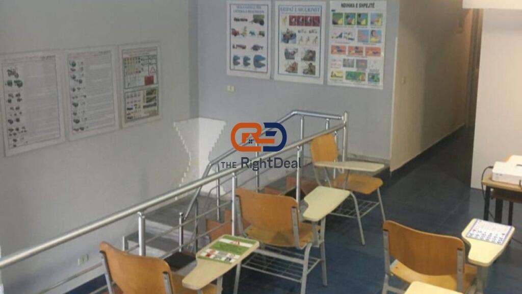 Tek Shkolla e Kuqe, Shitet Dyqan, Buze Rruge!!