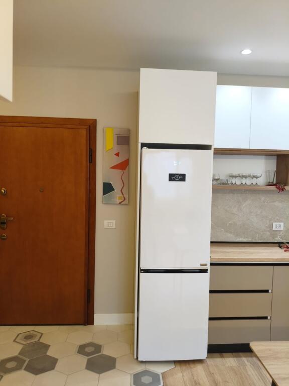 2+1,i mobiluar perballe kompleksit delijorgji,cmimi 800 euro