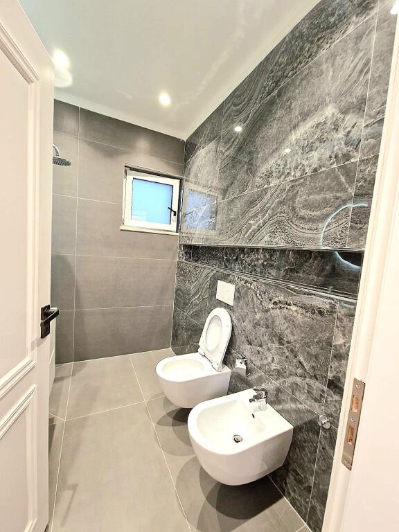 Vila luksi,5 km nga plazhi Qerretit,(hyrje te unazes veriore Kavaje)