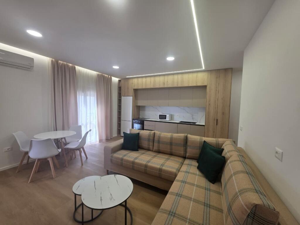 Shitet Apartament 1+1 – Plazh -Iliria , DurrësShitet Apartament 1+1 – Plazh -Iliria , Durrës  📍 Vendndodhja: Zona e Plazhit, Durrës 📐 Sipërfaqe: 60 m² 🏢 Kati: 6 (pallat i ri me ashensor)  Apartament i mobiluar dhe i investuar totalisht, me punime cilësore dhe pajisje të reja. Organizim komod 1+1, i përshtatshëm për banim ose investim me qira. Orientim i mirë dhe zonë me të gjitha facilitetet pranë.  ✅ Mobilim modern ✅ Çdo gjë e re, gati për banim ✅ Pallat me ashensor ✅ Mundësi e mirë investimi  📞 Për më shumë informacion ose vizitë në pronë, na kontaktoni!