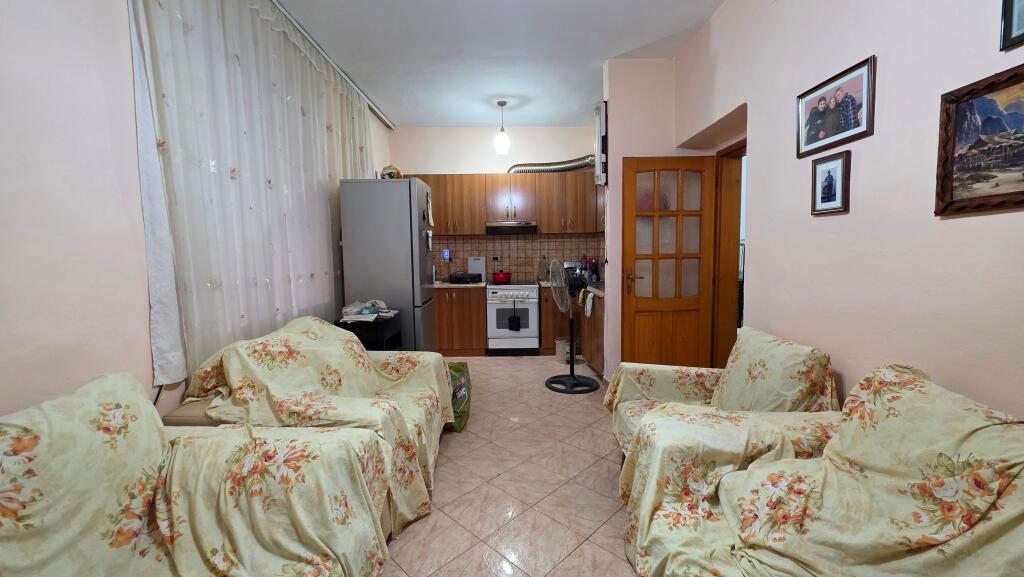 Shitet apartament 3+1+2 te Mine Peza
