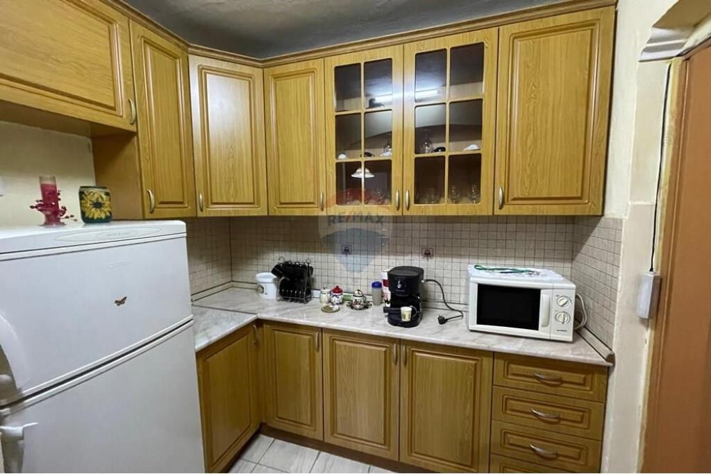 Shitet Apartament tek Rruga Ali Demi !
