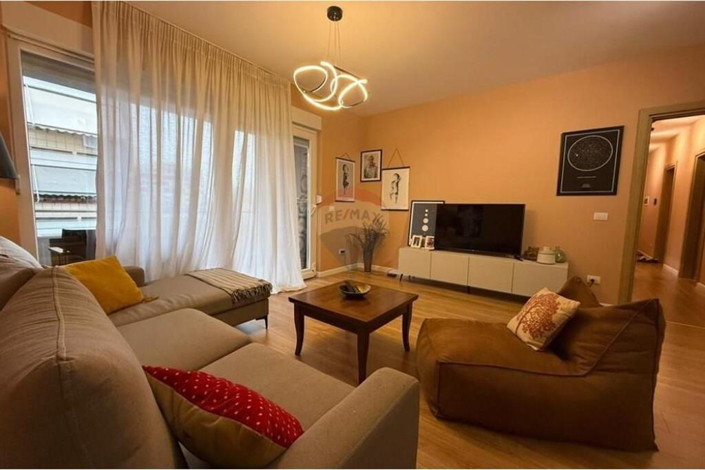 Apartament 2+1 per qera ne Qender tek Rruga Barrikadave