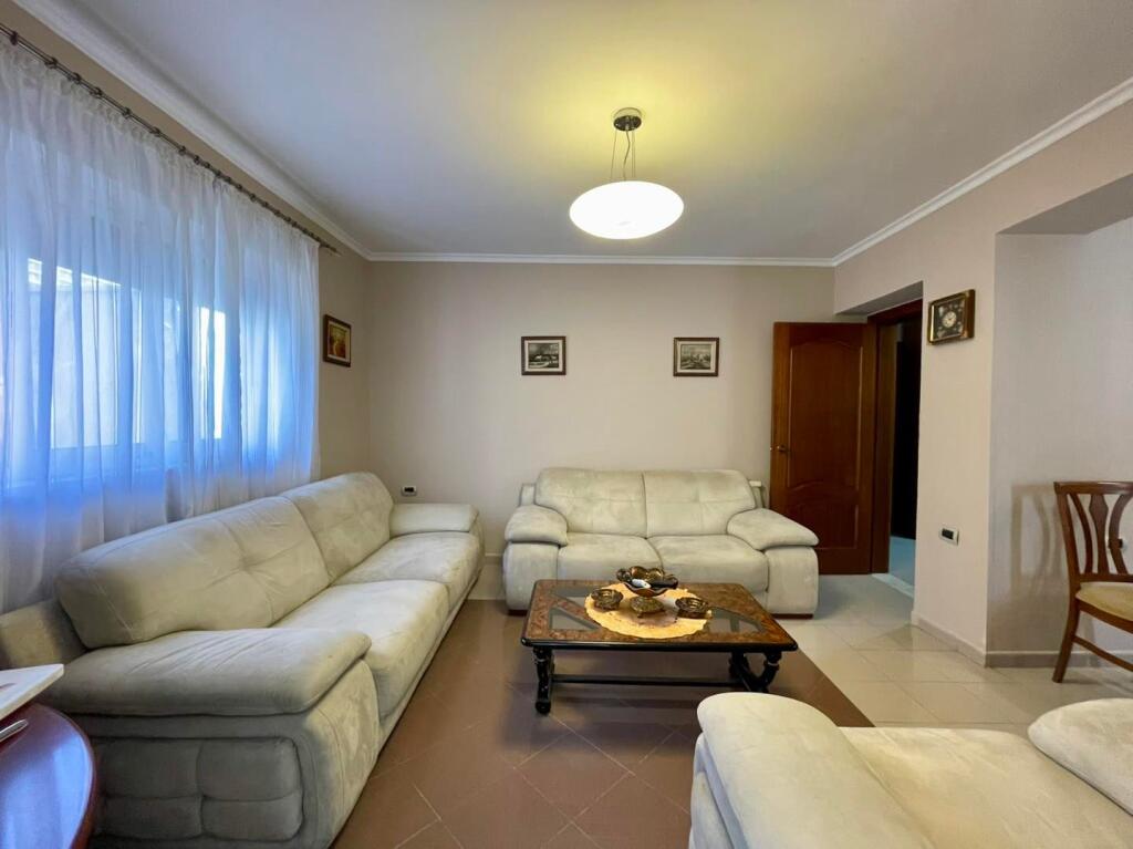 Jepet me Qira Apartament 2+1 tek hotel "Colosseo", Ambasada Kineze, Rruga e Durrësit