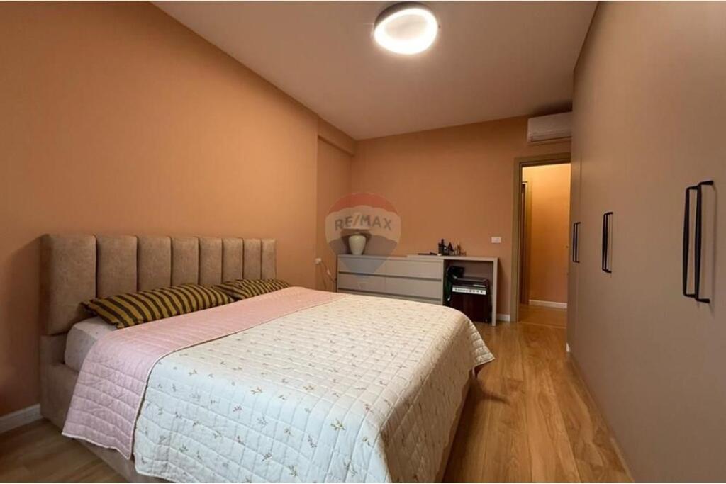 Apartament 2+1 per qera ne Qender tek Rruga Barrikadave