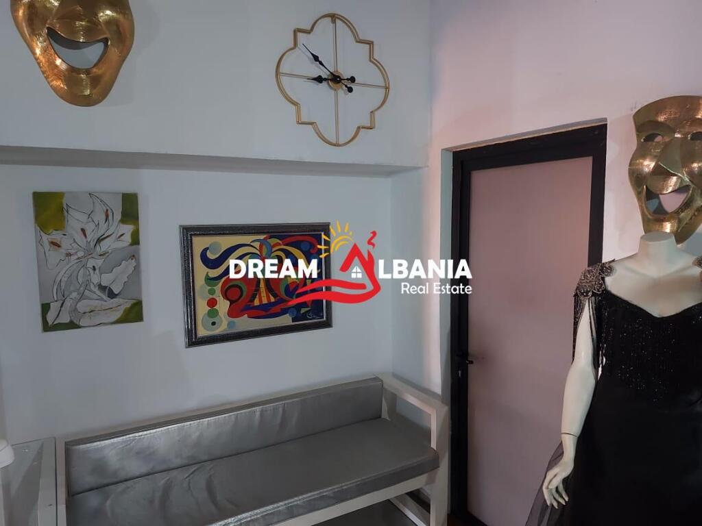 Ambjent buze rruge me qera tek Myslym Shyri, prane Credins Bank ,ne Tirane (ID 4251204)