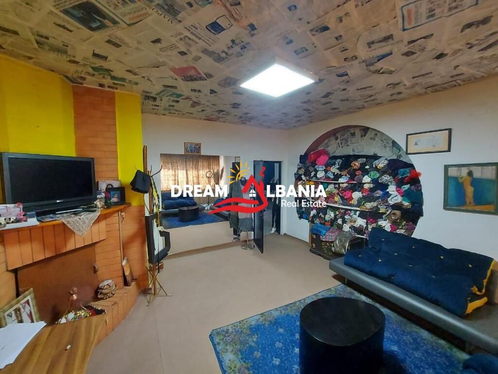 Ambjent buze rruge me qera tek Myslym Shyri, prane Credins Bank ,ne Tirane (ID 4251204)