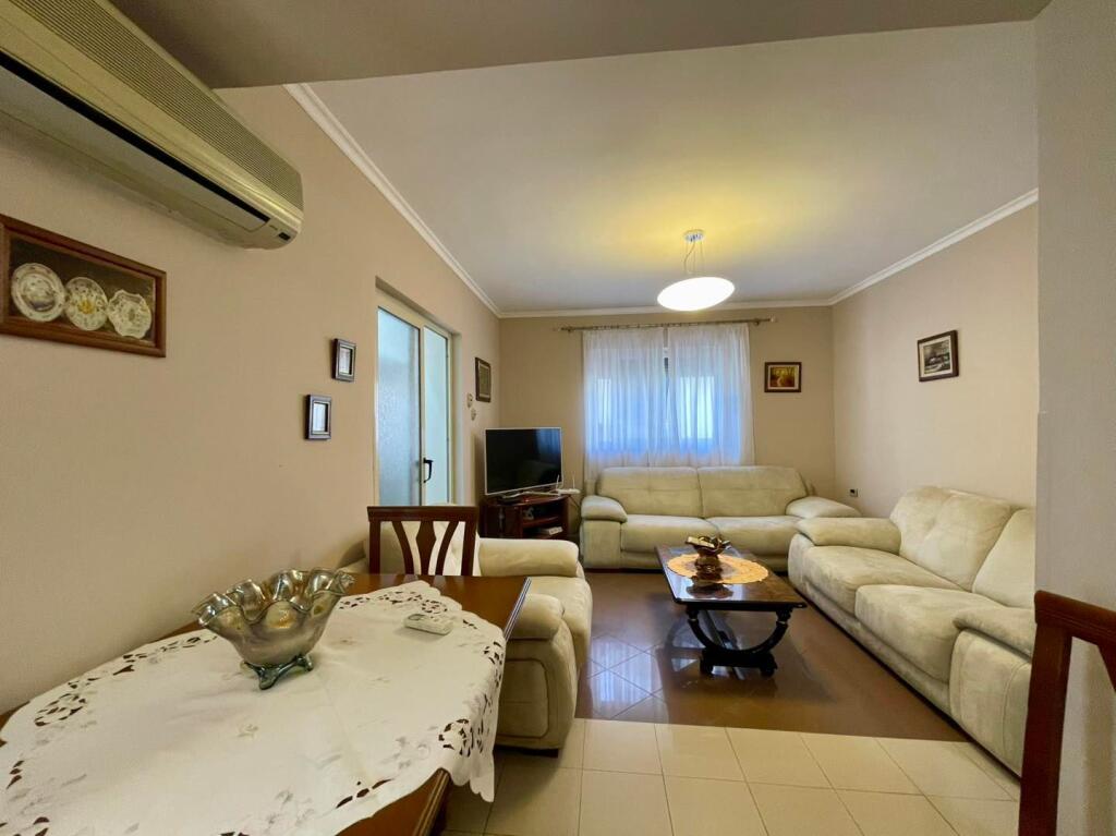 Jepet me Qira Apartament 2+1 tek hotel "Colosseo", Ambasada Kineze, Rruga e Durrësit