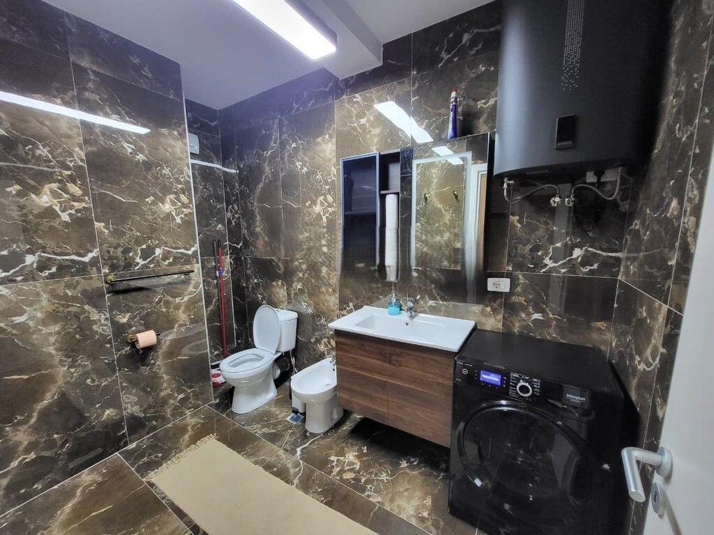 QIRA, APARTAMENT 1+1+POST PARKIMI TEK RRUGA E DURRESIT 800 € /Muaj