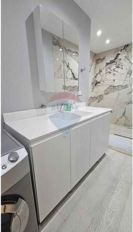 Shitet Apartament 2+1+2+P.parkimi tek rruga e Barrikadave