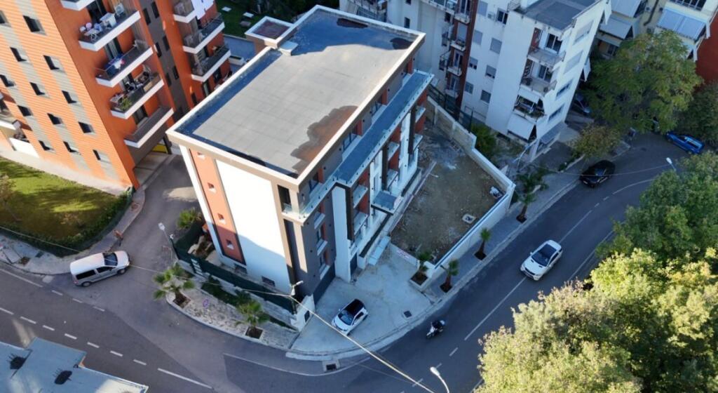 Jepet me Qira: Godinë - Kodra e Diellit