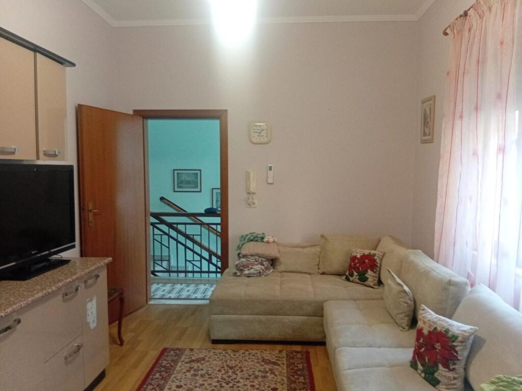 Apartament 3+1+2,Rruga Bardhyl!