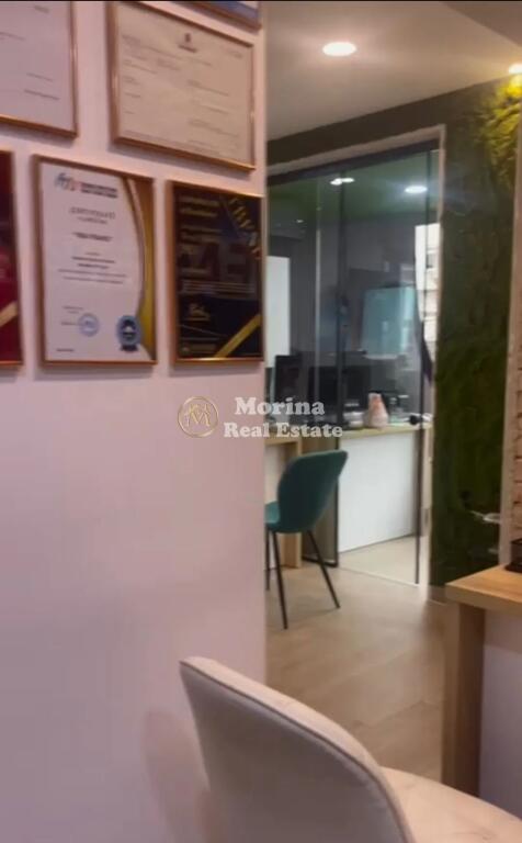 In vendita, Locale Commerciale/Negozi, in Via Muhamet Gjollesha/ Anello, 260.000 Euro