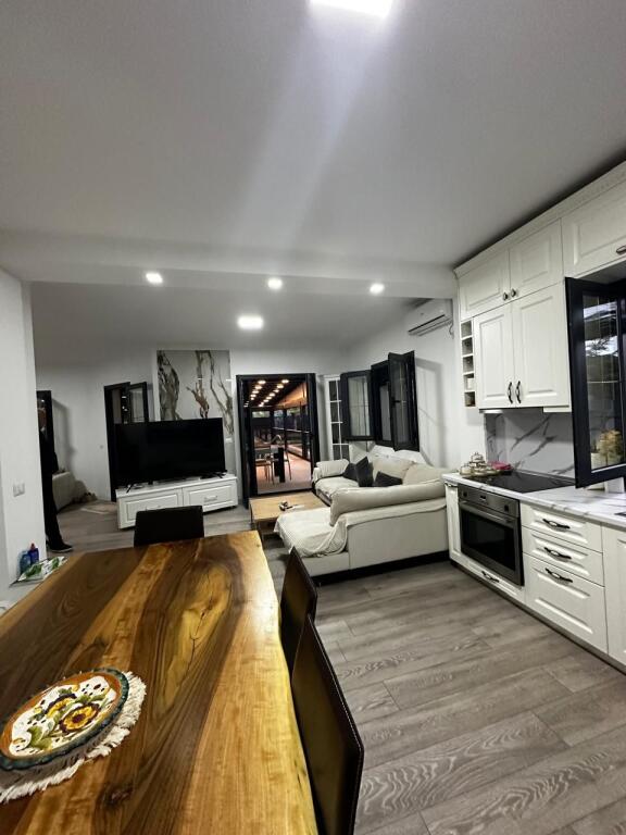 SHITET VILE 2-KATESHE ME PISHINE PRANE HOTEL GRINT GOLEM DURRES