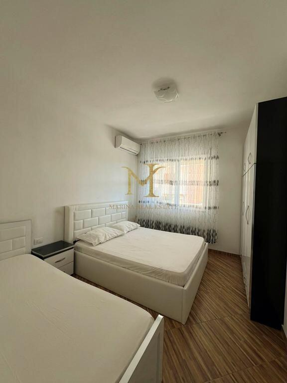 OFROHET ME QERA APARTAMENT 2+1 ME VERANDE, NE PLAZH PERBALLE ME FLORIDEN