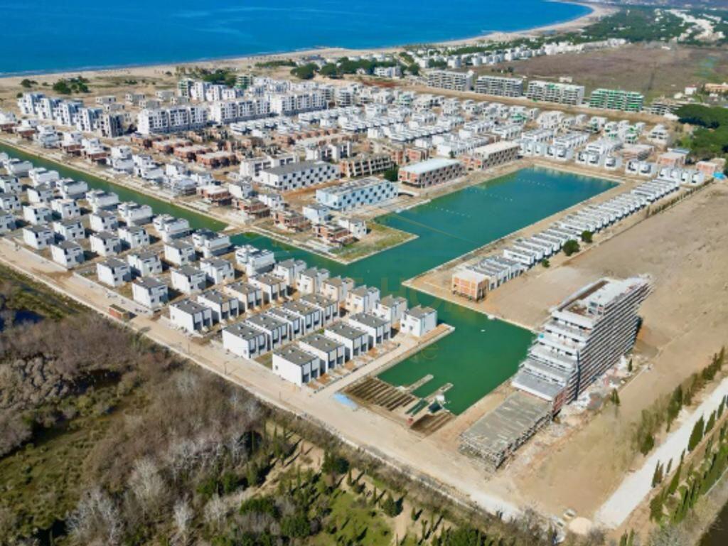 Shitet Vile, Turquoise Marina, Gjiri i Lalzit