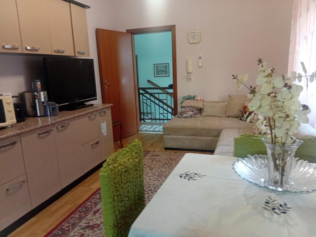 Apartament 3+1+2,Rruga Bardhyl!