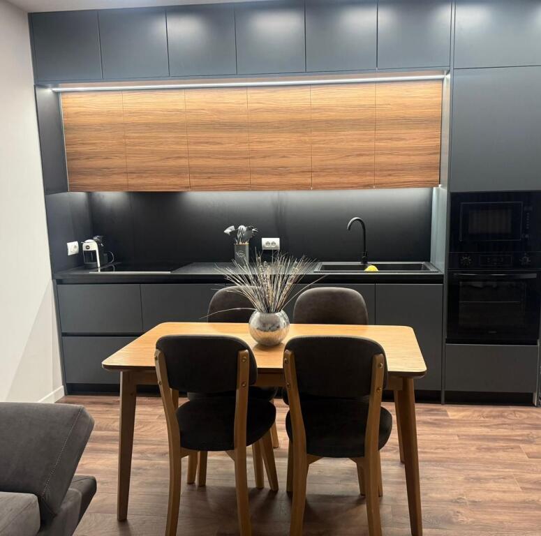 Appartamento 2+1 in affitto  Indirizzo: Jordan Misja  3° piano  Arredato  1 posto auto  Prezzo: 800€