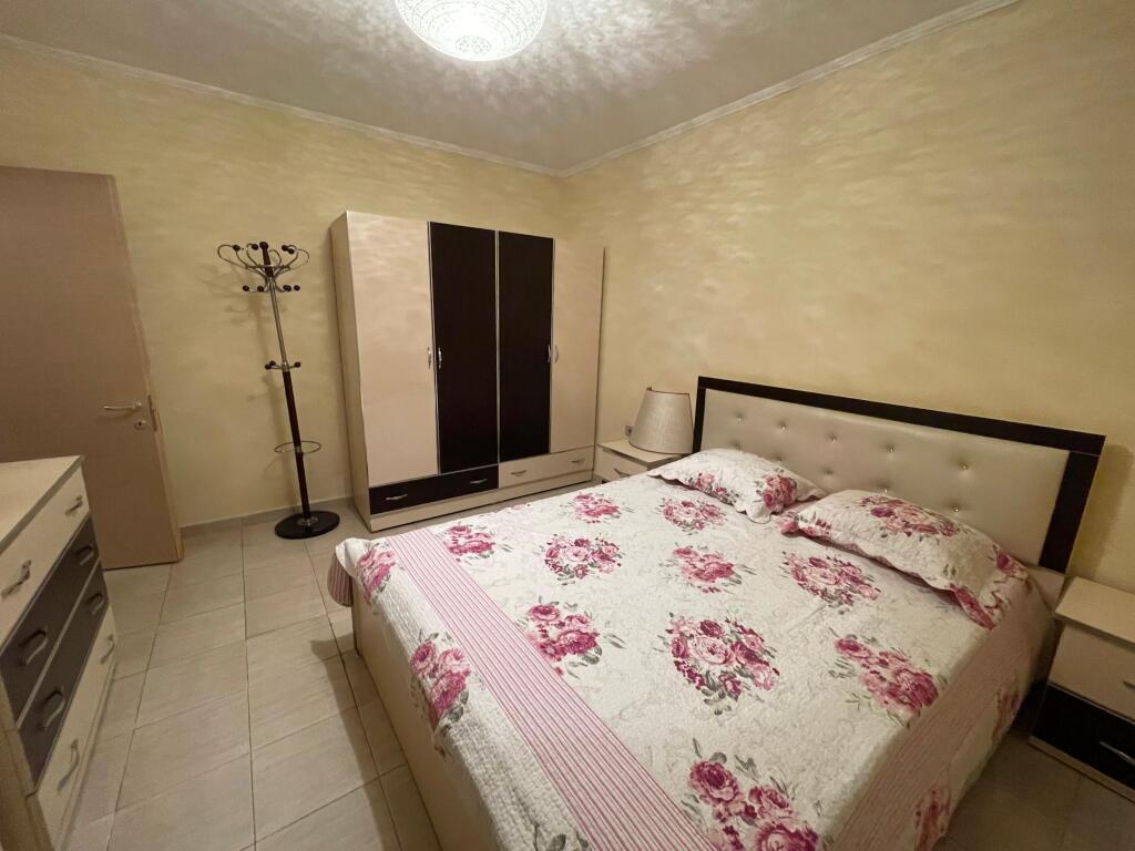 Shitet Apartament 1+1 tek Rruga Ali Demi