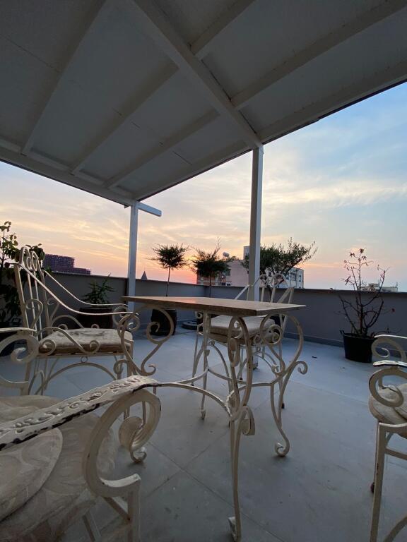 Jepet me qira Penthouse modern 2+1+2+verande+ Post Parkimi 📍Rruga e Kavajes