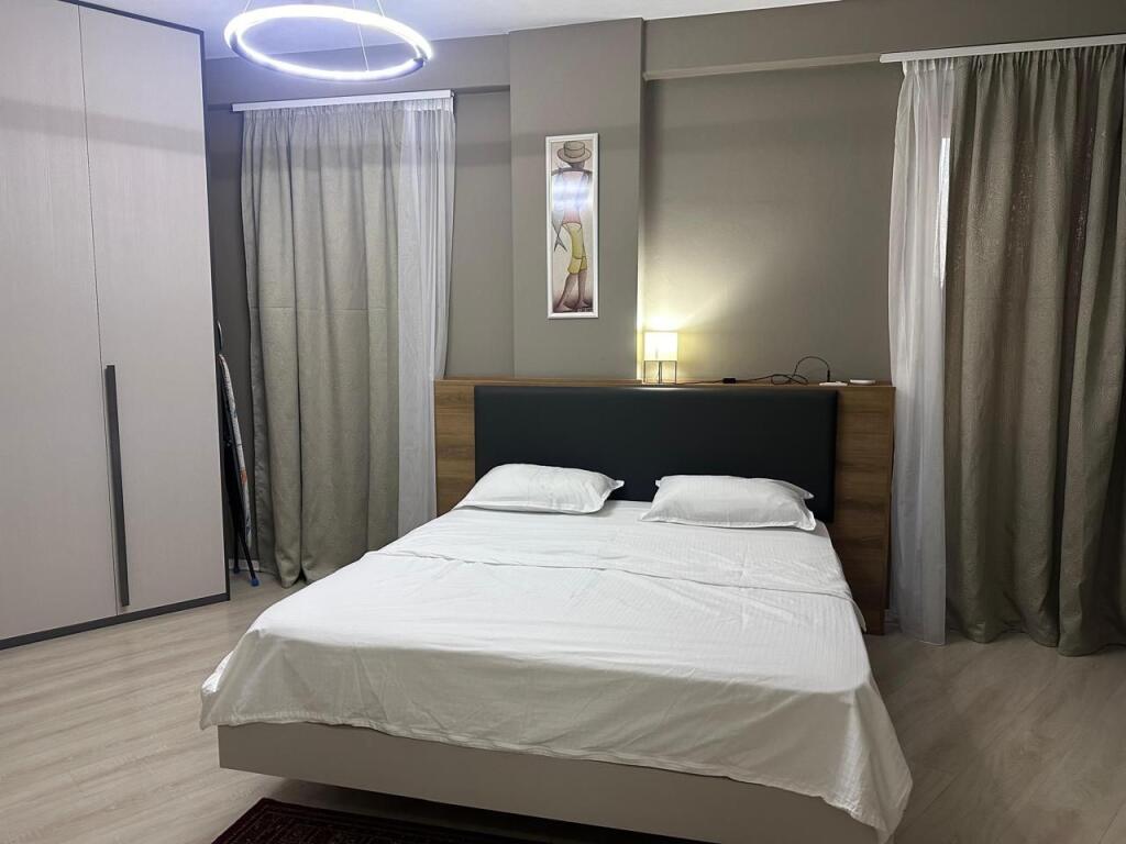 Jepet me qera apartament lluksoz 1+1+verande   