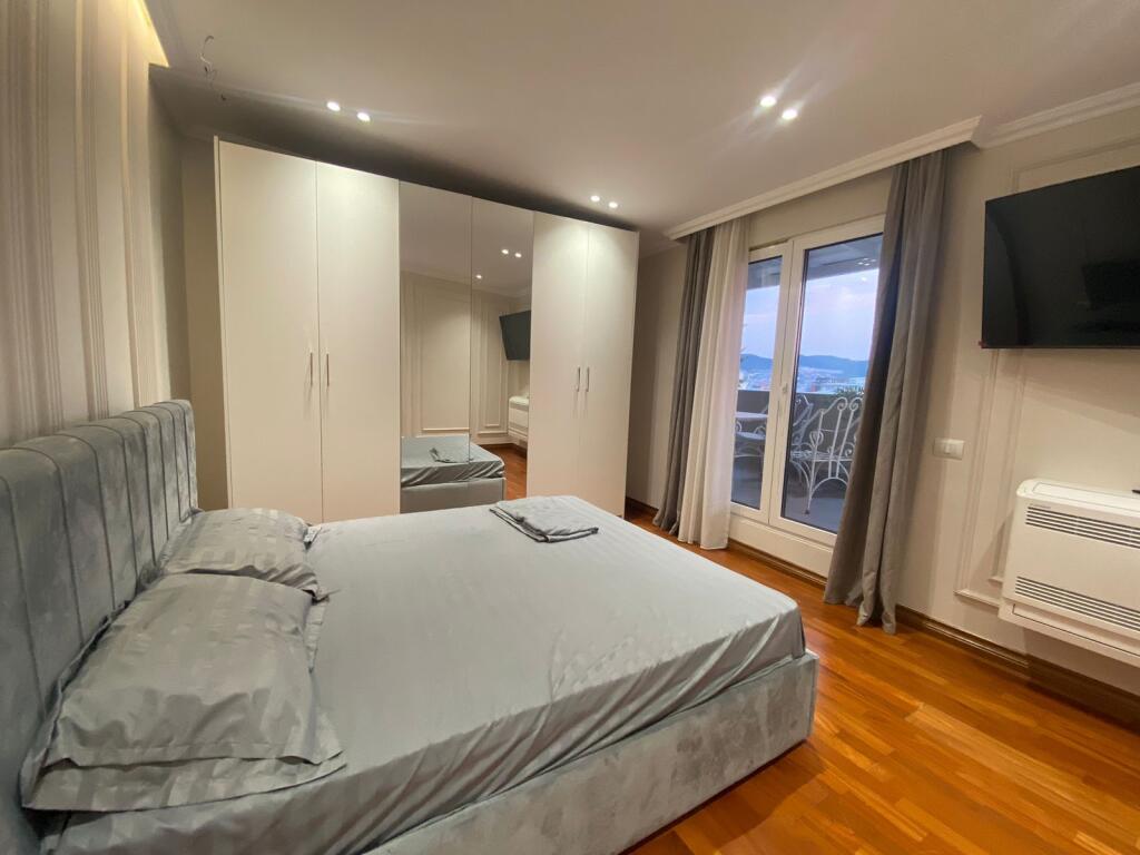 Jepet me qira Penthouse modern 2+1+2+verande+ Post Parkimi 📍Rruga e Kavajes