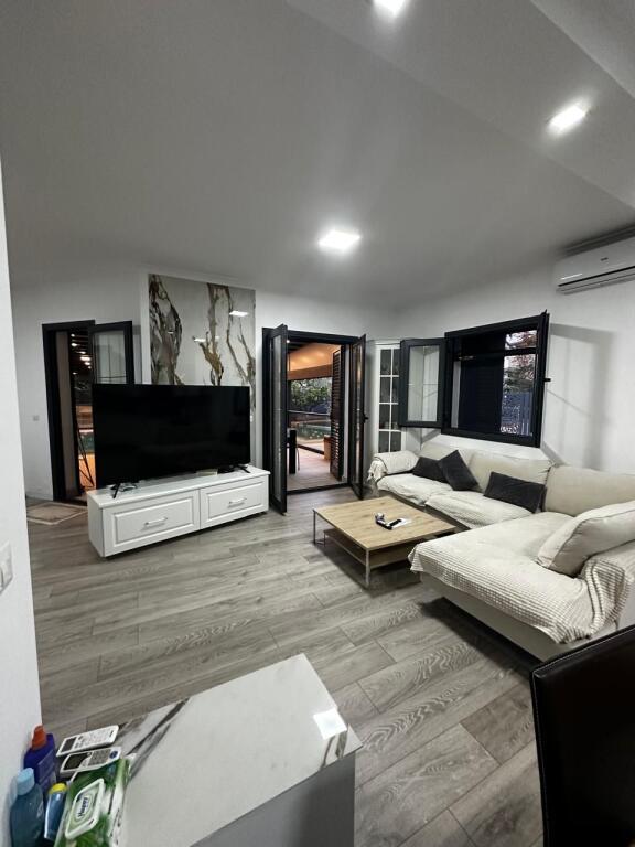 SHITET VILE 2-KATESHE ME PISHINE PRANE HOTEL GRINT GOLEM DURRES