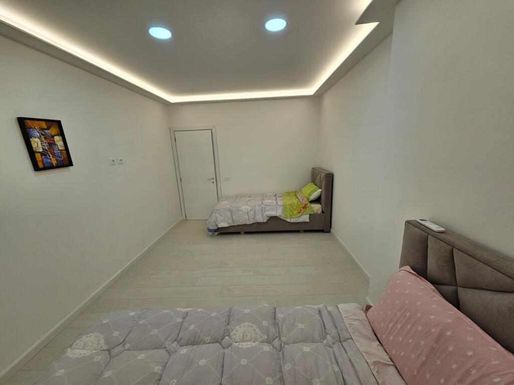 Jepet me Qera Apartament 2+1 Durres, Stacioni i Trenit, me pamje nga deti