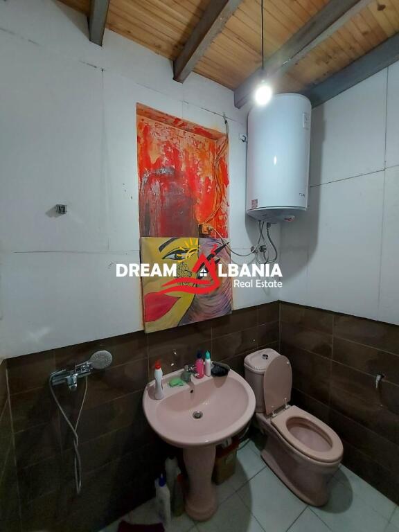 Ambjent buze rruge me qera tek Myslym Shyri, prane Credins Bank ,ne Tirane (ID 4251204)