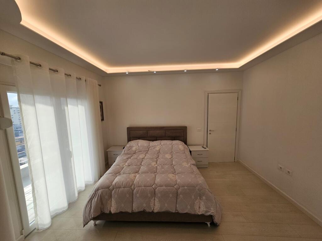 Jepet me Qera Apartament 2+1 Durres, Stacioni i Trenit, me pamje nga deti