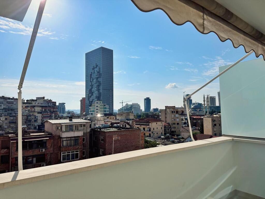 Jepet me qera apartament lluksoz 1+1+verande   