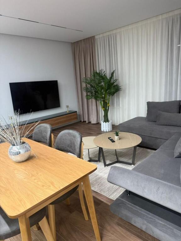 Appartamento 2+1 in affitto  Indirizzo: Jordan Misja  3° piano  Arredato  1 posto auto  Prezzo: 800€