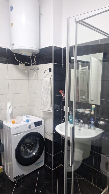 Jepet me Qera Apartament 2+1 Durres, Stacioni i Trenit, me pamje nga deti