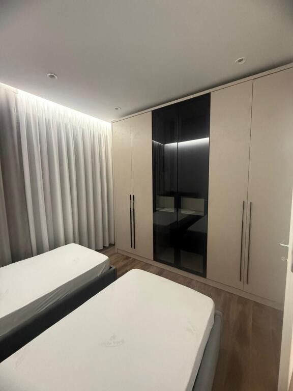 Appartamento 2+1 in affitto  Indirizzo: Jordan Misja  3° piano  Arredato  1 posto auto  Prezzo: 800€