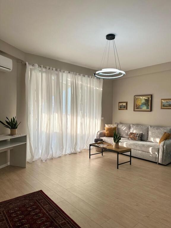 Jepet me qera apartament lluksoz 1+1+verande   