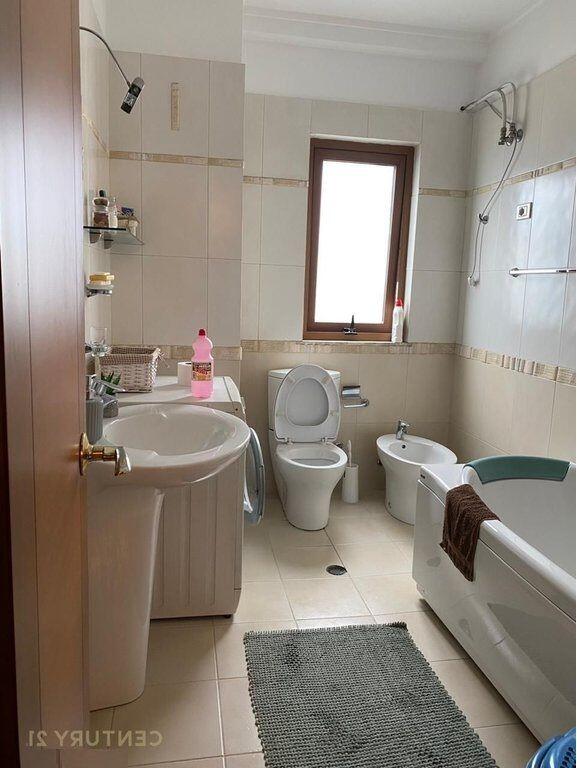 Jepet me Qira Apartamenti 3+1+2 tek Myslym Shyri