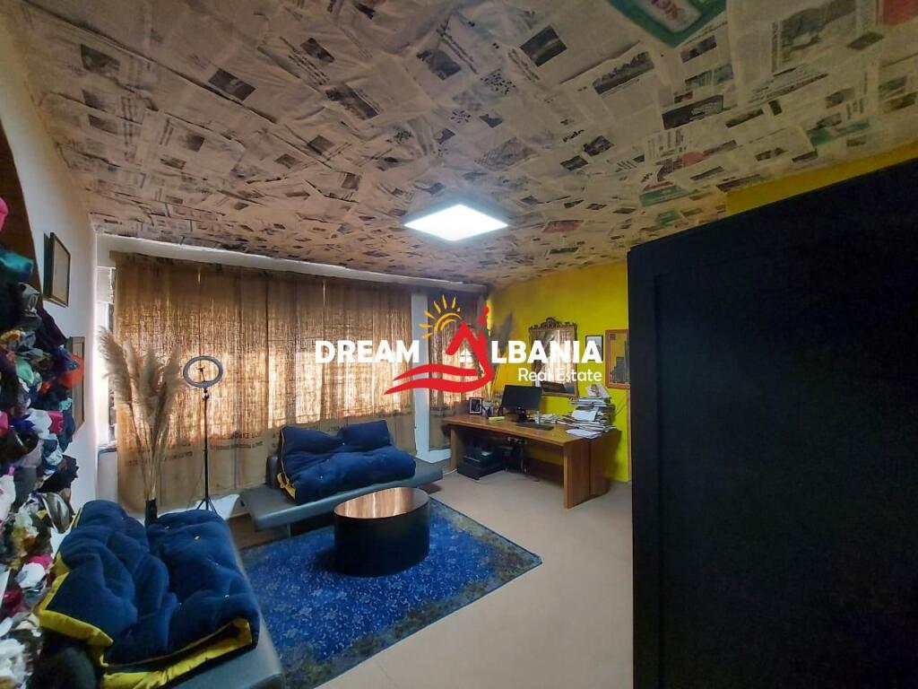 Ambjent buze rruge me qera tek Myslym Shyri, prane Credins Bank ,ne Tirane (ID 4251204)