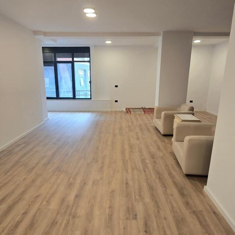**UFFICIO PREMIUM IN AFFITTO 107M2– MYSLYM SHYRI**