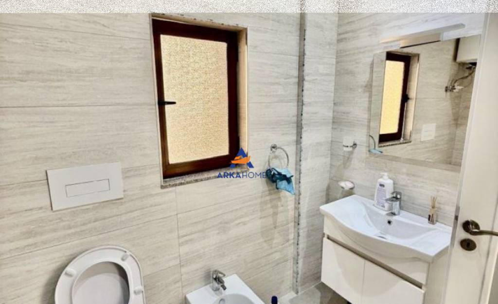 JEPET ZYRË ME QIRA 150M2 "ALI DEMI, TREGU ELEKTRIK, TIRANË" 650 EURO