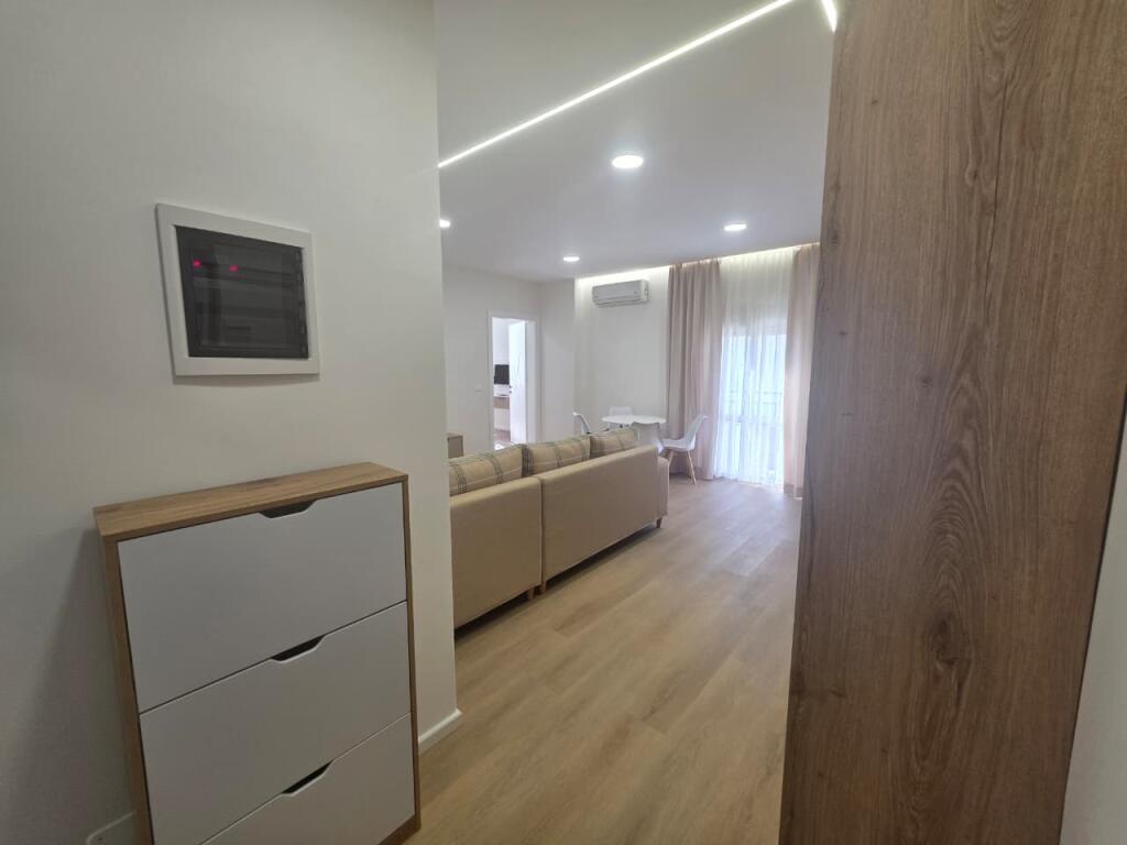 Shitet Apartament 1+1 – Plazh -Iliria , DurrësShitet Apartament 1+1 – Plazh -Iliria , Durrës  📍 Vendndodhja: Zona e Plazhit, Durrës 📐 Sipërfaqe: 60 m² 🏢 Kati: 6 (pallat i ri me ashensor)  Apartament i mobiluar dhe i investuar totalisht, me punime cilësore dhe pajisje të reja. Organizim komod 1+1, i përshtatshëm për banim ose investim me qira. Orientim i mirë dhe zonë me të gjitha facilitetet pranë.  ✅ Mobilim modern ✅ Çdo gjë e re, gati për banim ✅ Pallat me ashensor ✅ Mundësi e mirë investimi  📞 Për më shumë informacion ose vizitë në pronë, na kontaktoni!