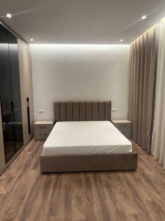 Appartamento 2+1 in affitto  Indirizzo: Jordan Misja  3° piano  Arredato  1 posto auto  Prezzo: 800€