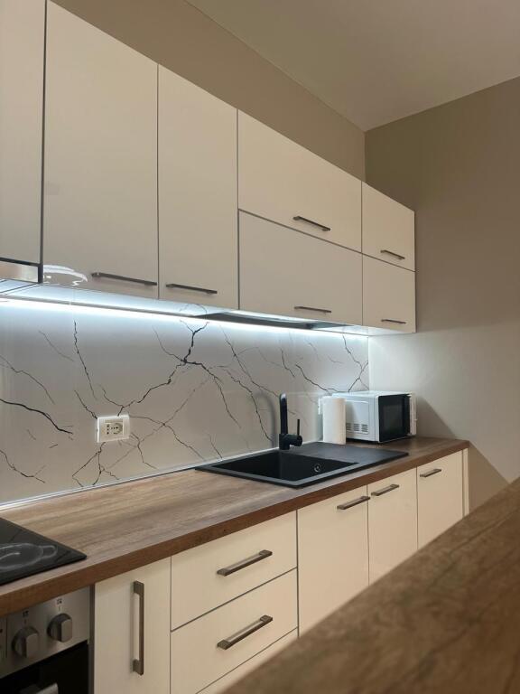 Jepet me qera apartament lluksoz 1+1+verande te Shkolla e Baletit