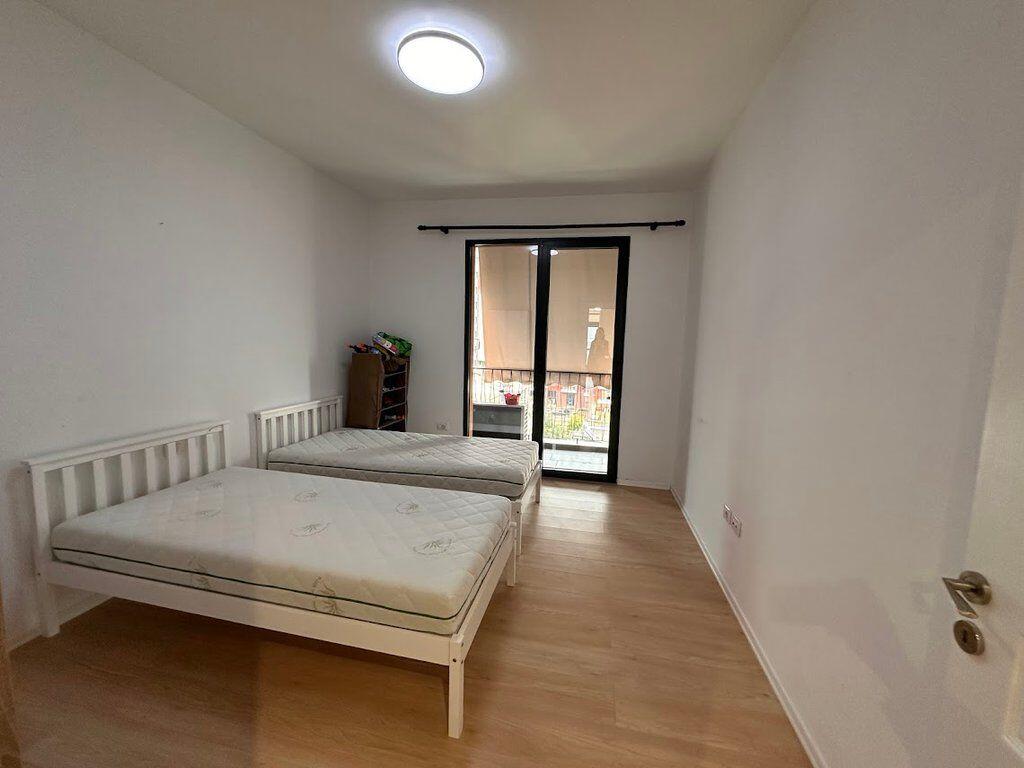 JEPET ME QIRA APARTAMENT 2+1+2 + POST PARKIMI TEK KOMPLEKSI ASL