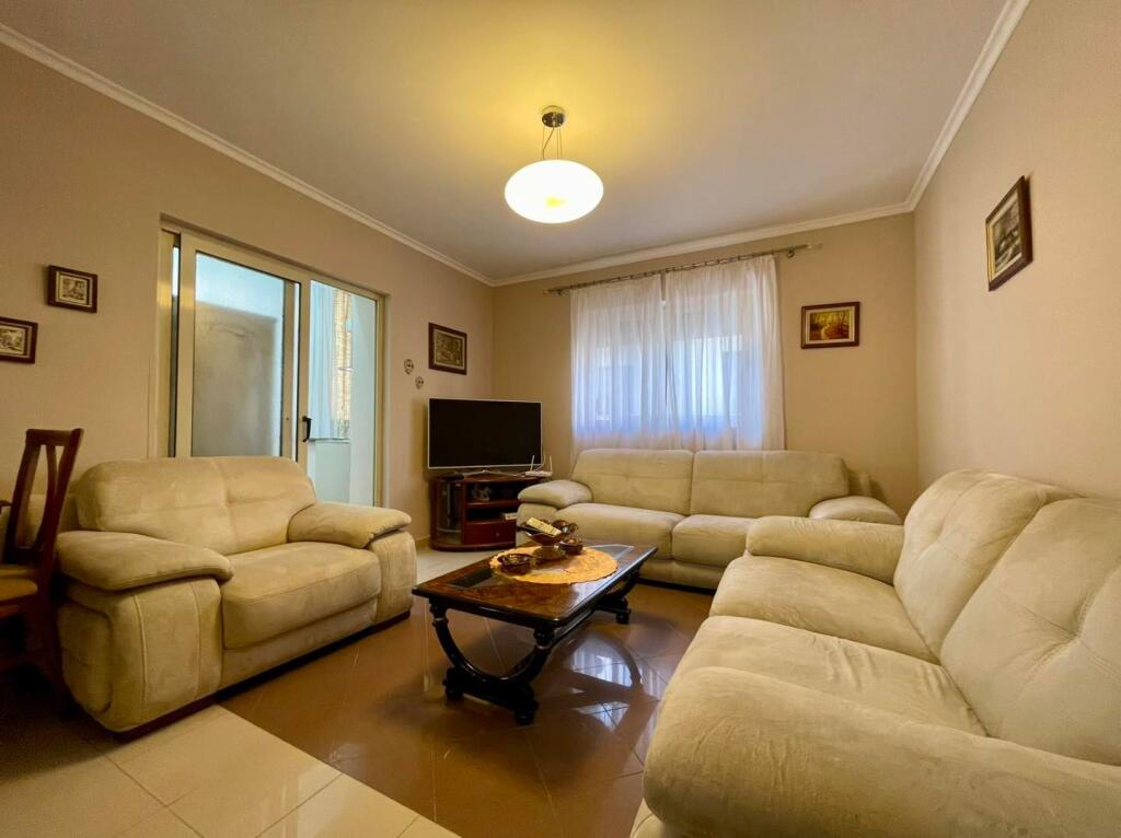 Jepet me Qira Apartament 2+1 tek hotel "Colosseo", Ambasada Kineze, Rruga e Durrësit