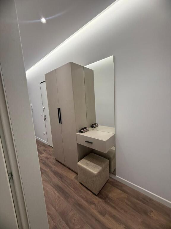 Appartamento 2+1 in affitto  Indirizzo: Jordan Misja  3° piano  Arredato  1 posto auto  Prezzo: 800€