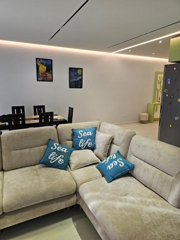 Jepet me Qera Apartament 2+1 Durres, Stacioni i Trenit, me pamje nga deti